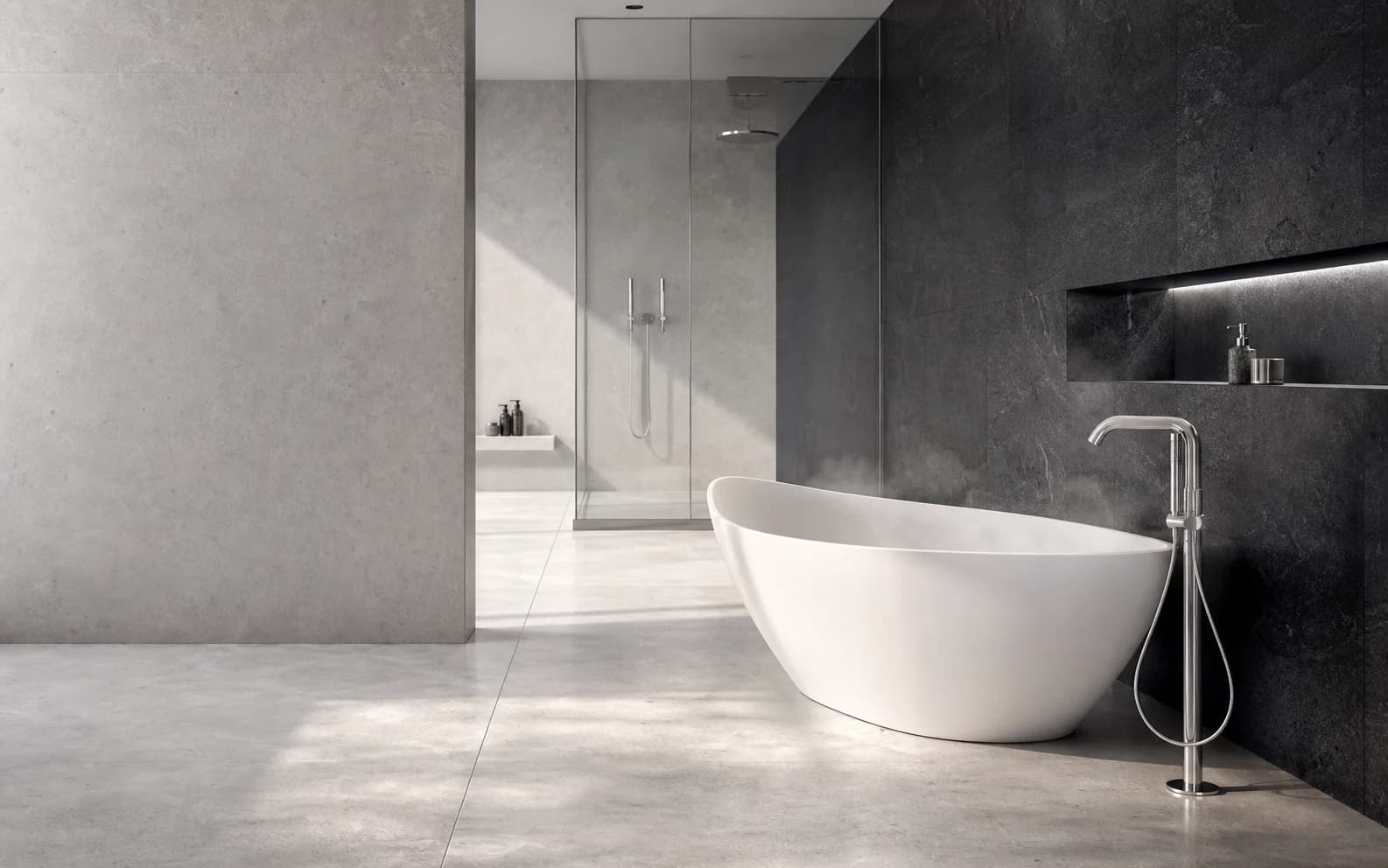 Salle de bain contemporaine avec baignoire îlot et robinetterie chromée